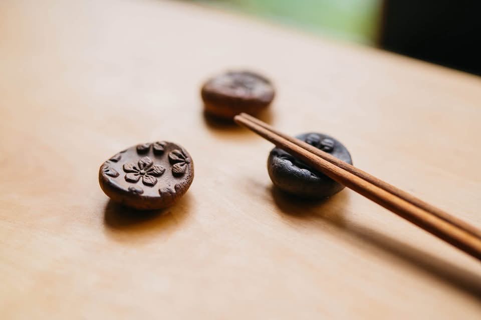 Ceramic chopstick rest